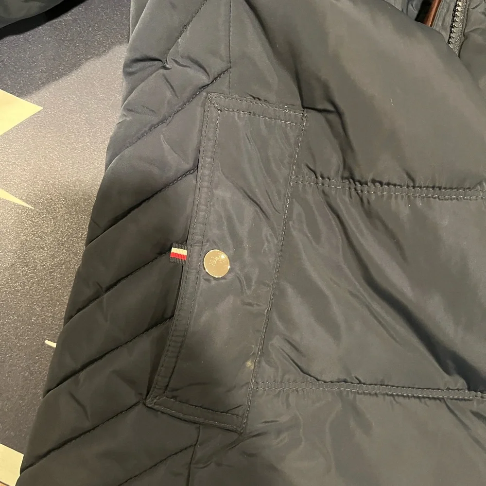 Women’s Navy Puffer Jacket - Picture 4 of 9